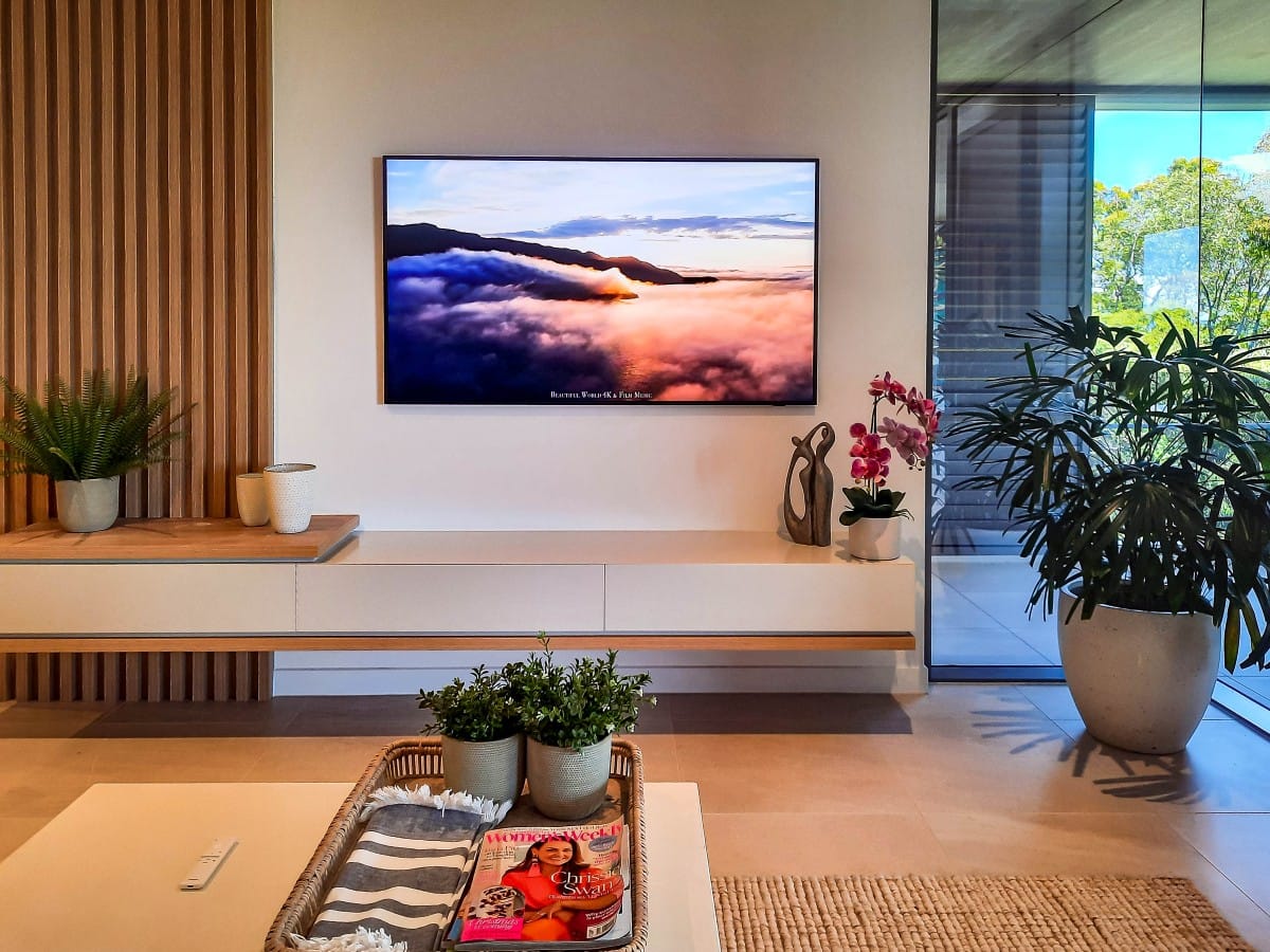 TV wall-mounted, Noosa Heads